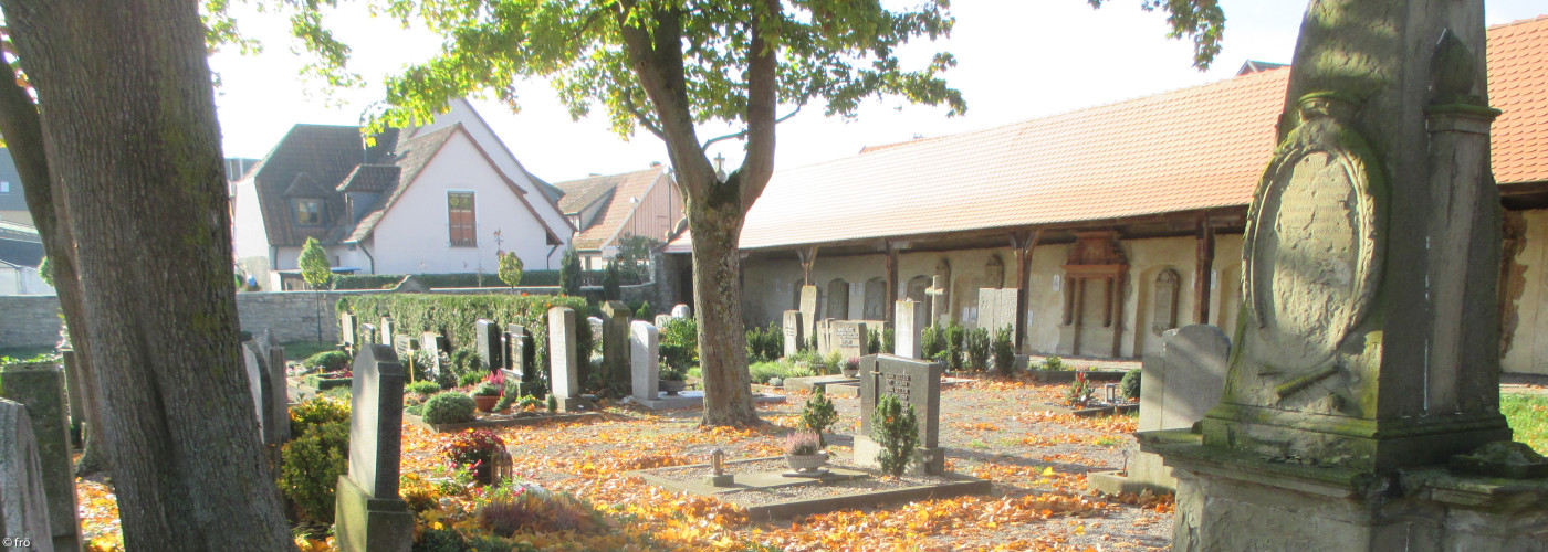 Herbstzeit im Friedhof